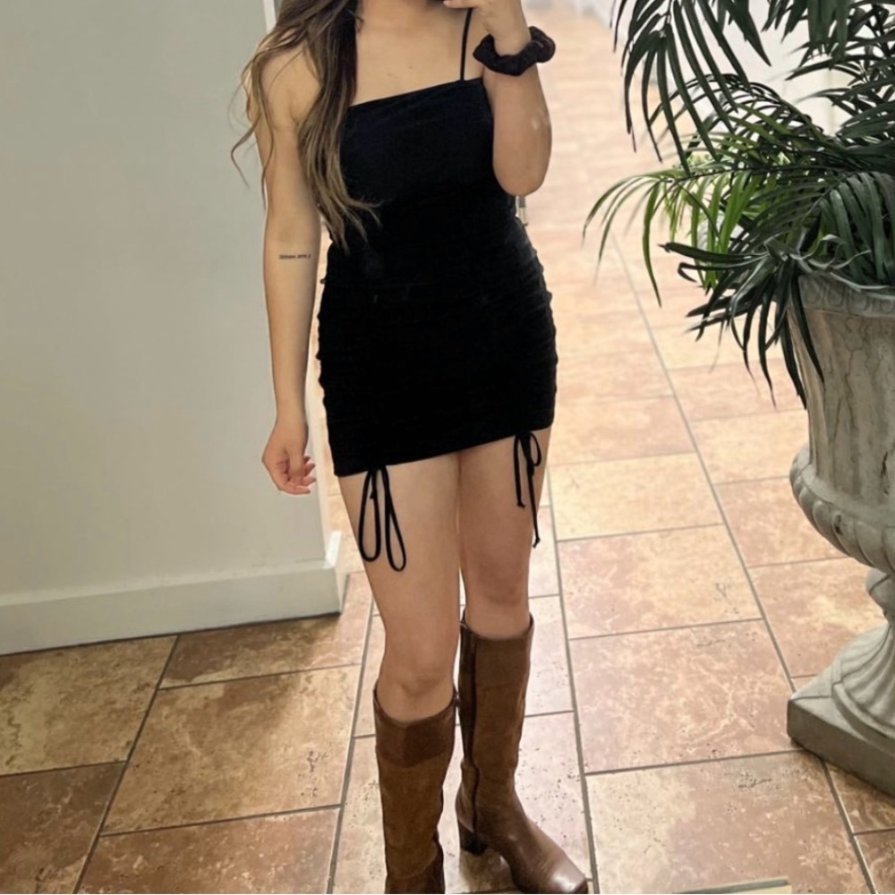 Chic Black Mini Dress with Adjustable Straps